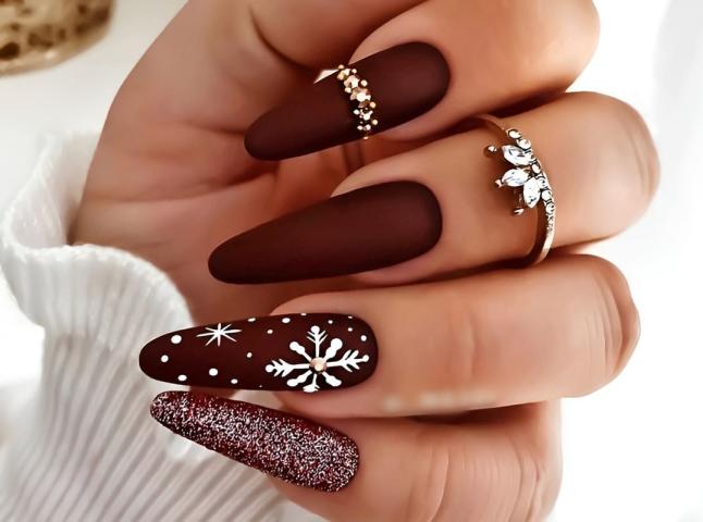 Новорічний дизайн нігтів 2025 здивує своїм різноманіттям