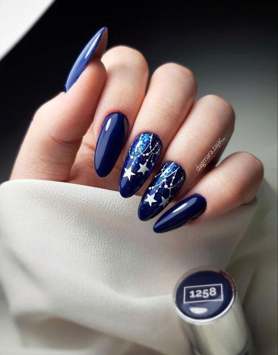 Сині нігті чудово вписуються в новорічну тематику