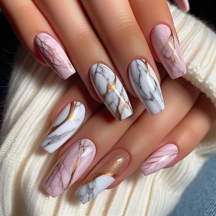 Мармуровий манікюр чудово виглядатиме на будь-якій довжині