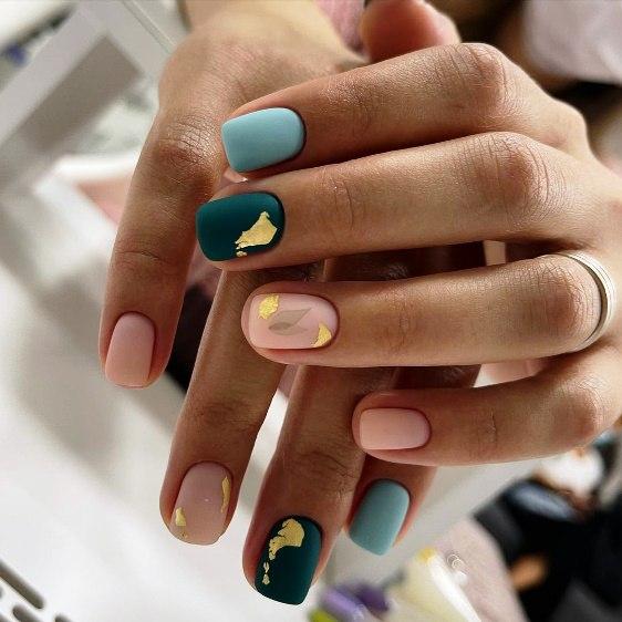 Нюдовий манікюр з фольгою можна поєднувати з іншими кольорами