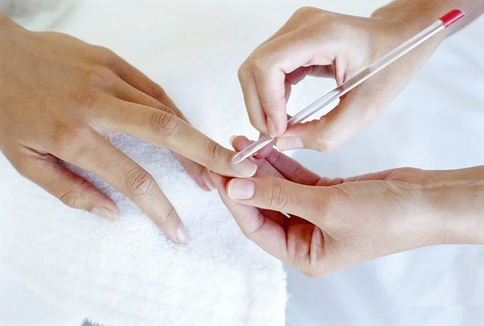 Необрізний манікюр дуже простий у виконанні