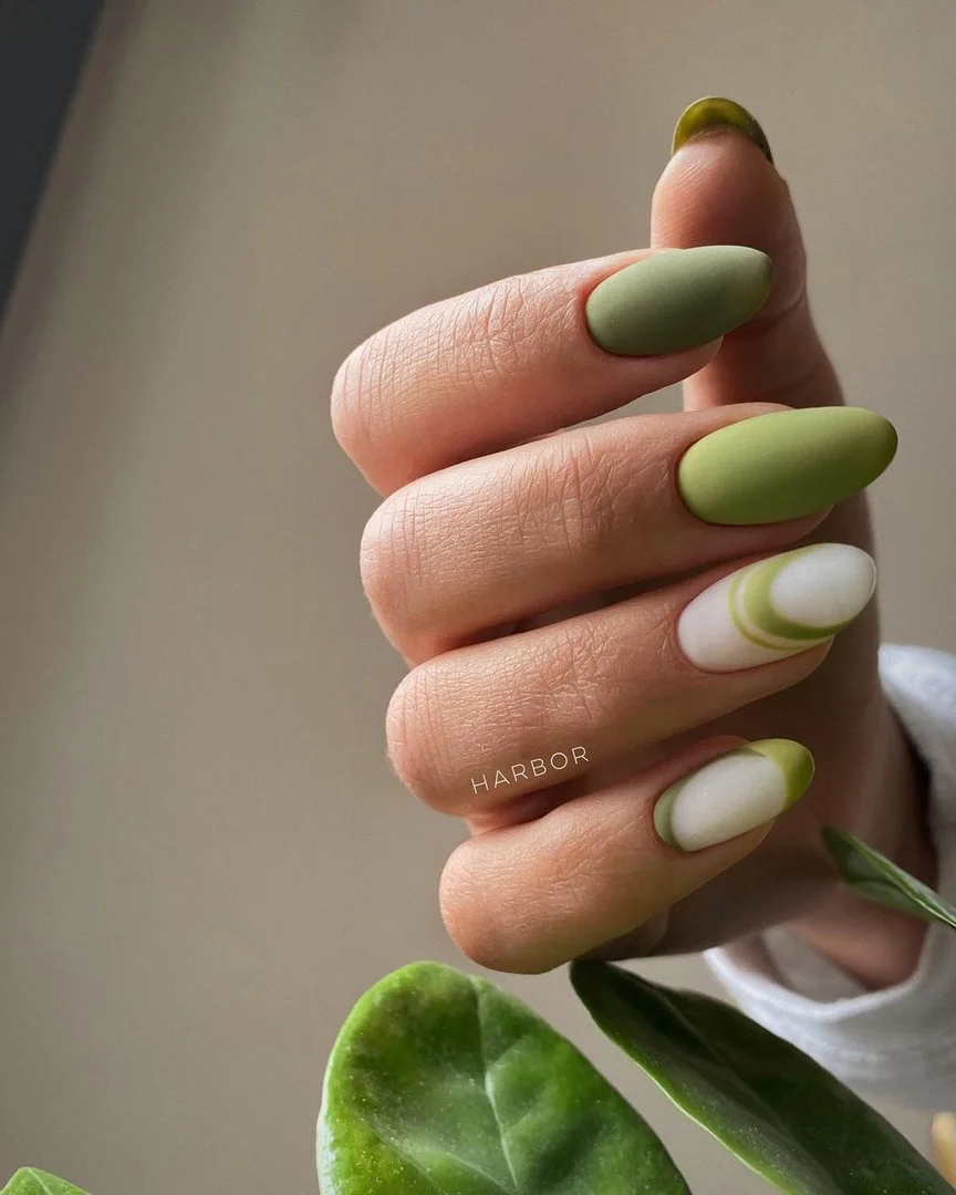 Зелені матові нігті