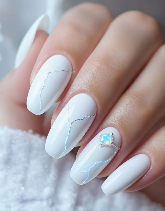Білий манікюр 2026 з камінням та сріблом