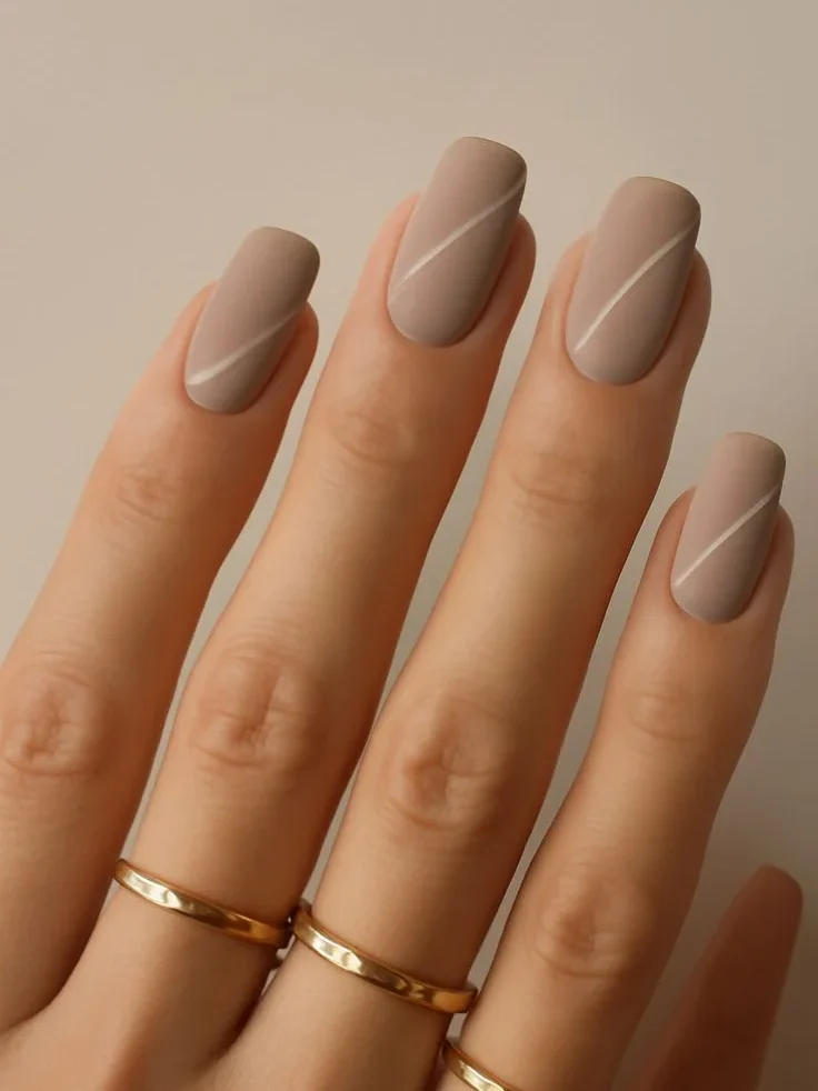 Бежеві нігті 2026 в формі м'який квадрат