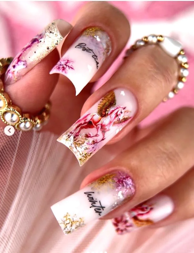 Святковий манікюр з конем