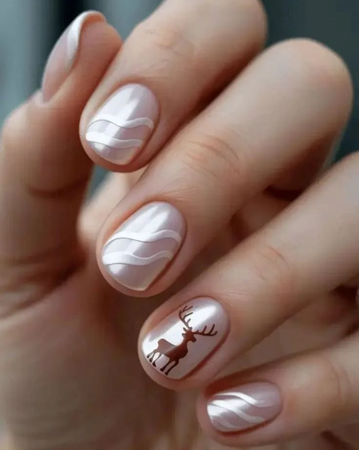 Перлинний святковий дизайн нігтів з оленями
