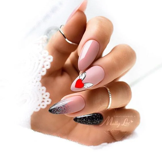 Ідеї романтичного дизайну нігтів до дня закоханих з малюнком та блискітками