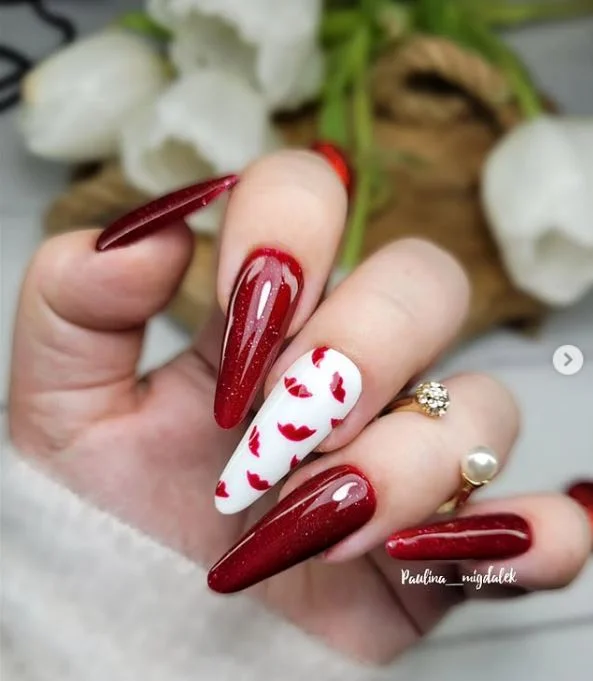 Червоні нігті на день Валентина з губками