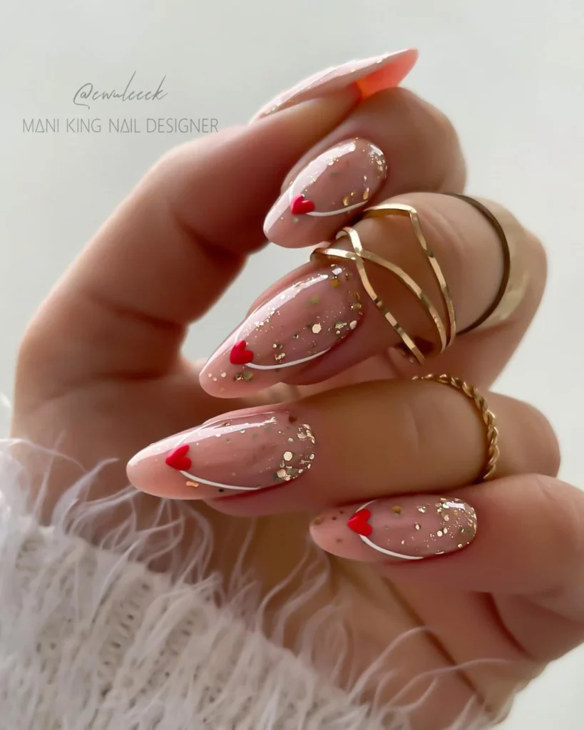 Нюдовий манікюр на день закоханих з блискітками та серцем