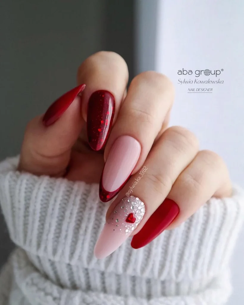 Червоні нігті на день Валентина з камінцями та серцем