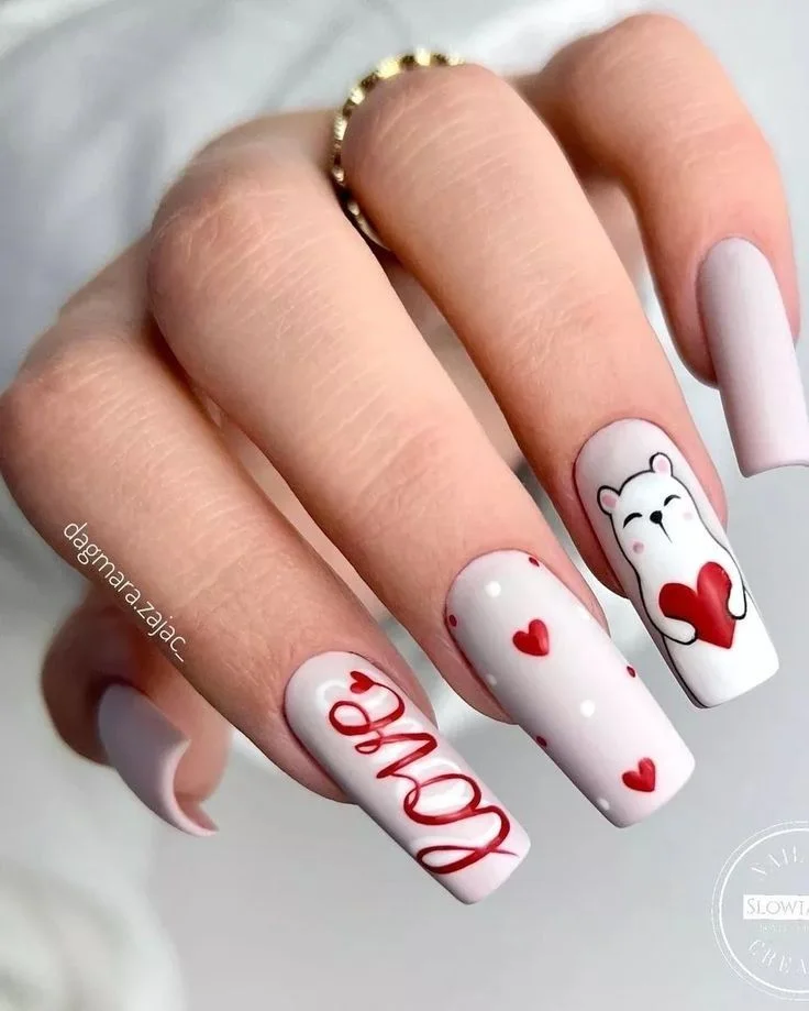 Пастельний манікюр до дня святого Валентина з романтичними написами та ведмедиком