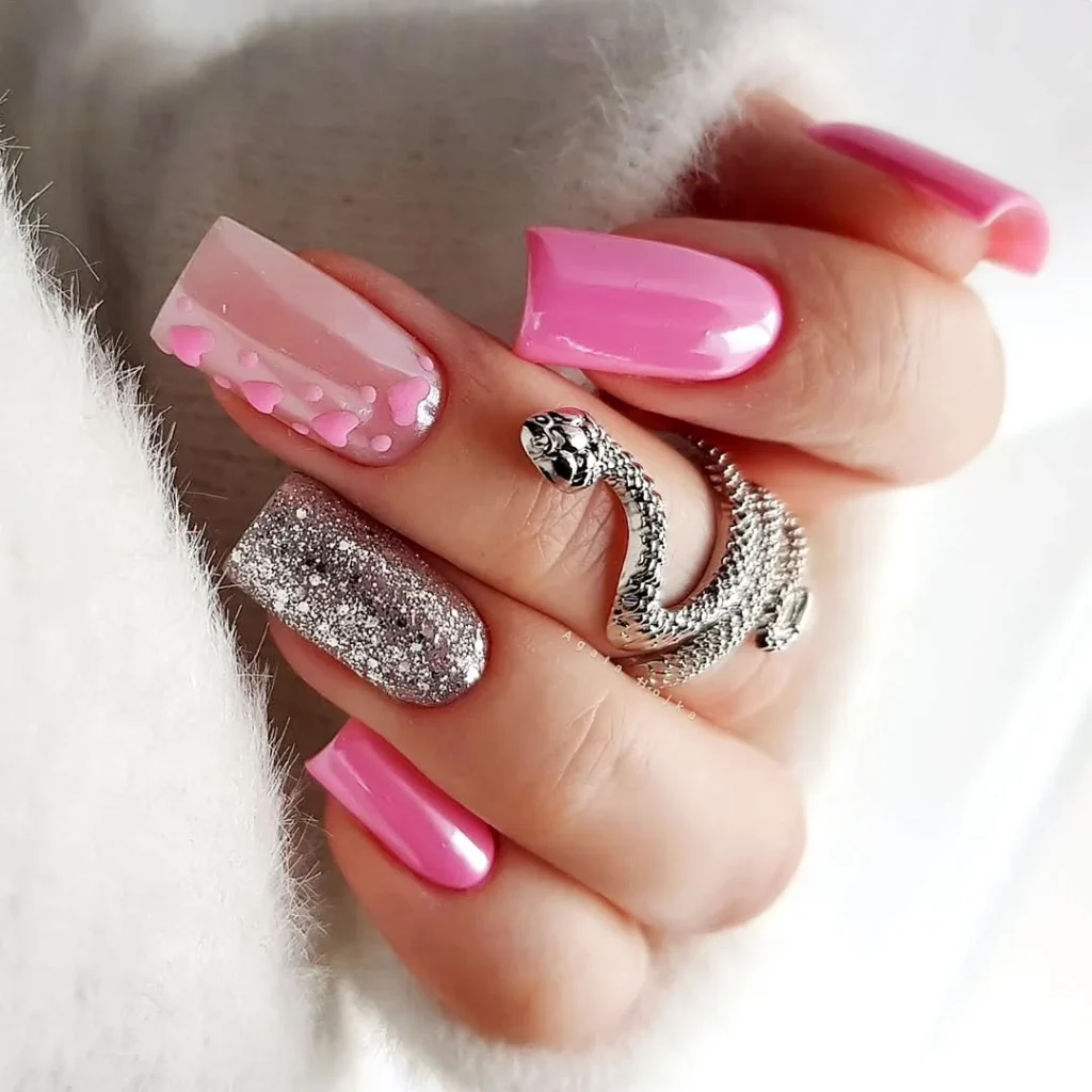 Рожеві квадратні нігті на день Валентина з блискітками та серцями