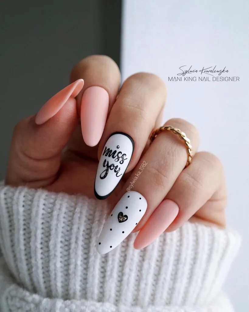 Персикові нігті на день Валентина з написами та серденьками