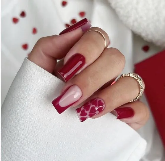 Червоні нігті до дня закоханих з френчем та серцями