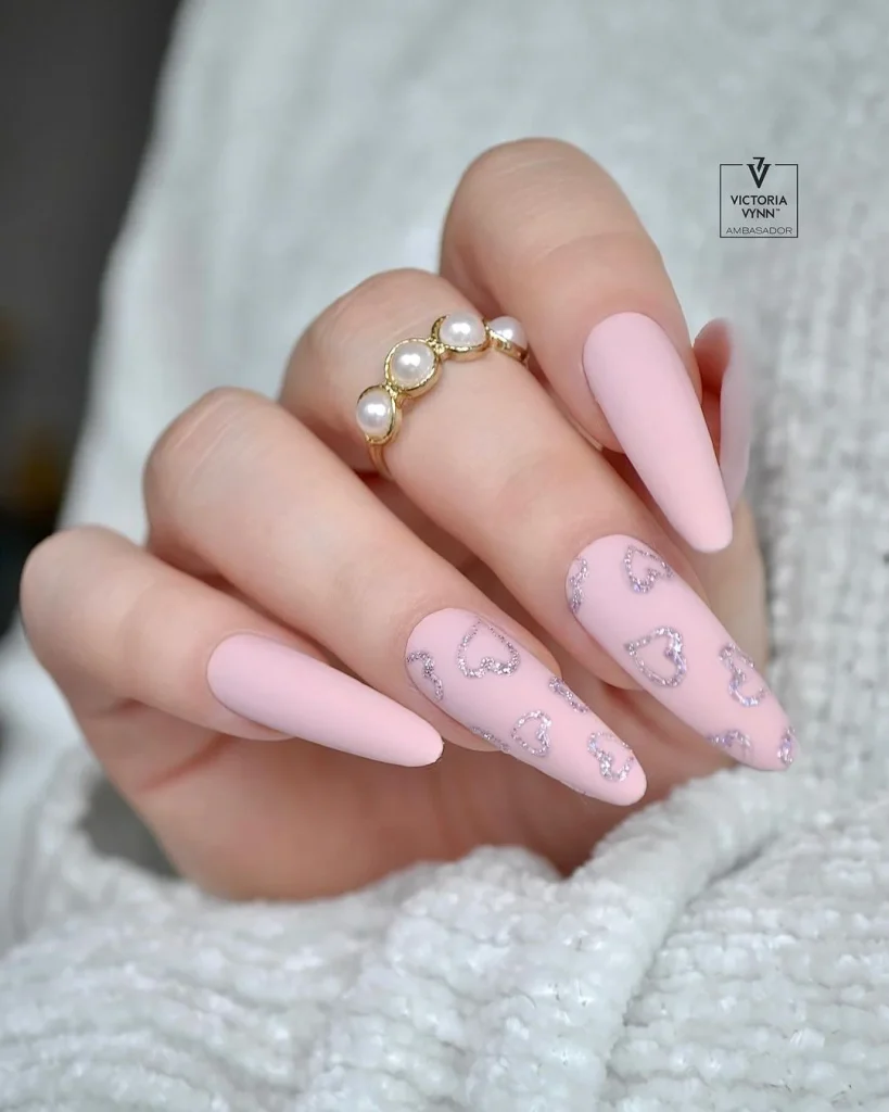 Рожевий манікюр до дня закоханих з серденьками з блискіток - дуже ніжне поєднання