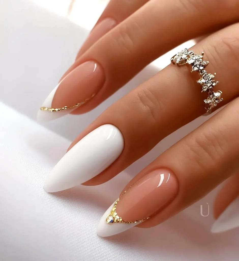 Манікюр на 8 березня в білому кольорі виглядає дуже ніжно