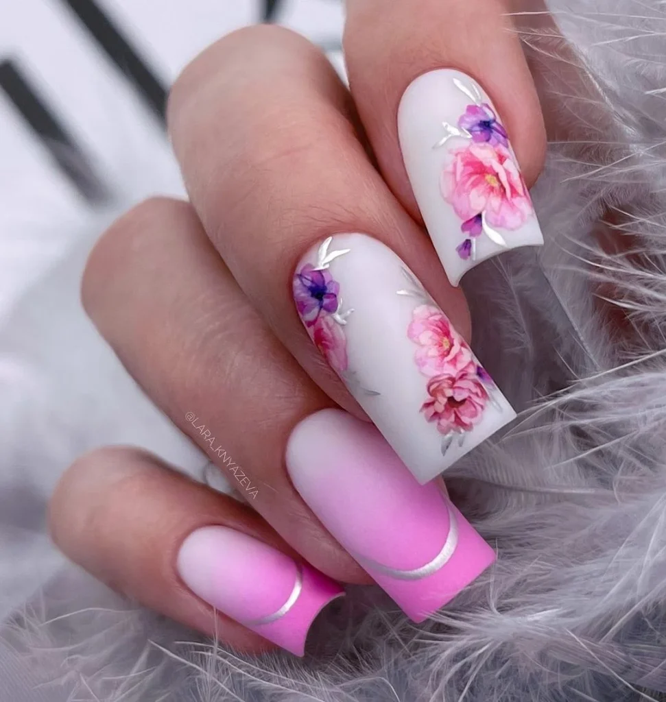 Градієнтний манікюр на 8 березня з квітами