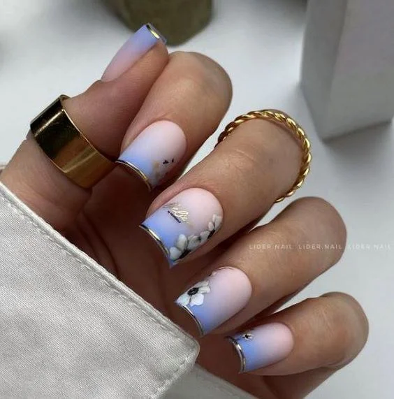 Чарівний манікюр на короткі нігті на жіноче свято