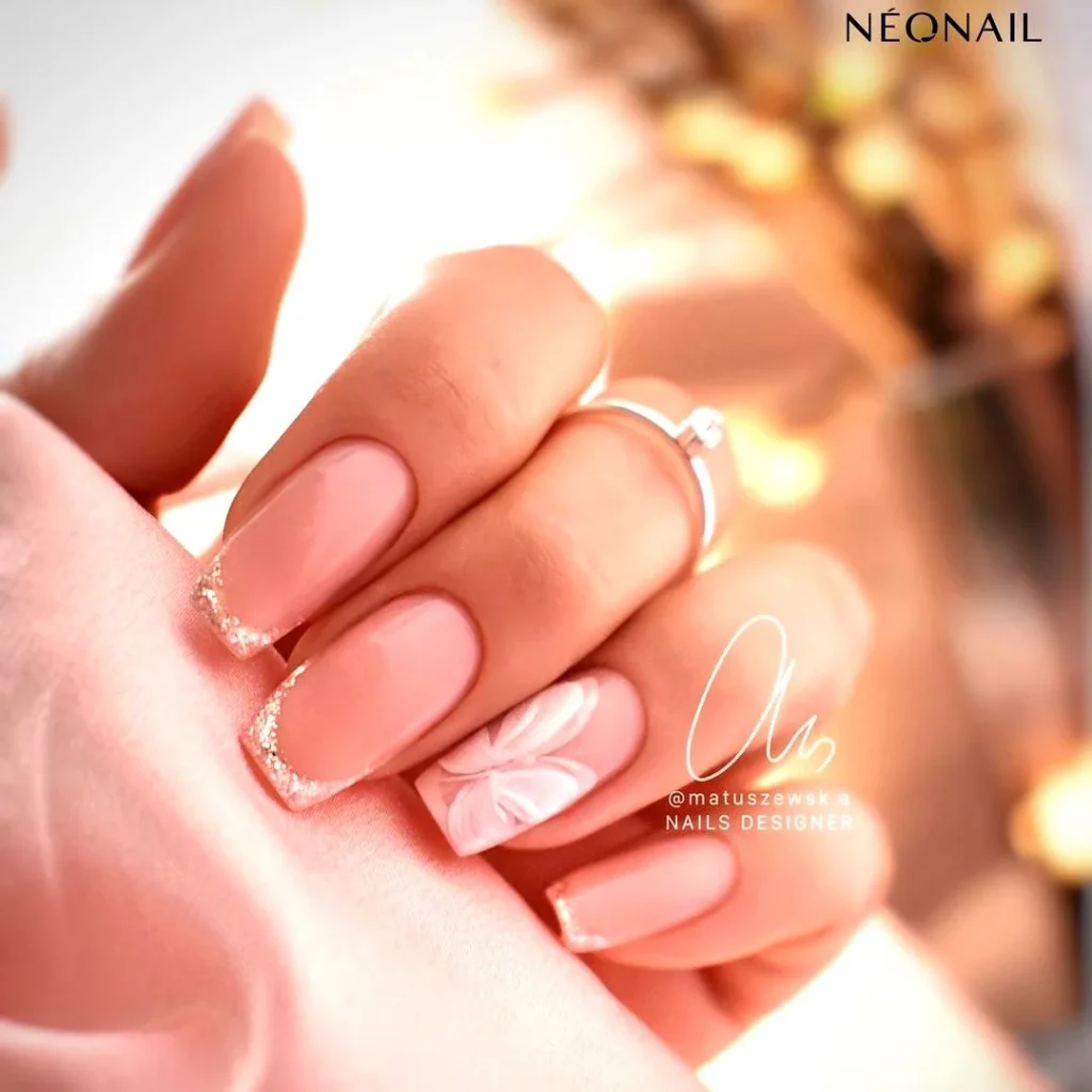 Пастельний дизайн нігтів з малюнком до 8 березня