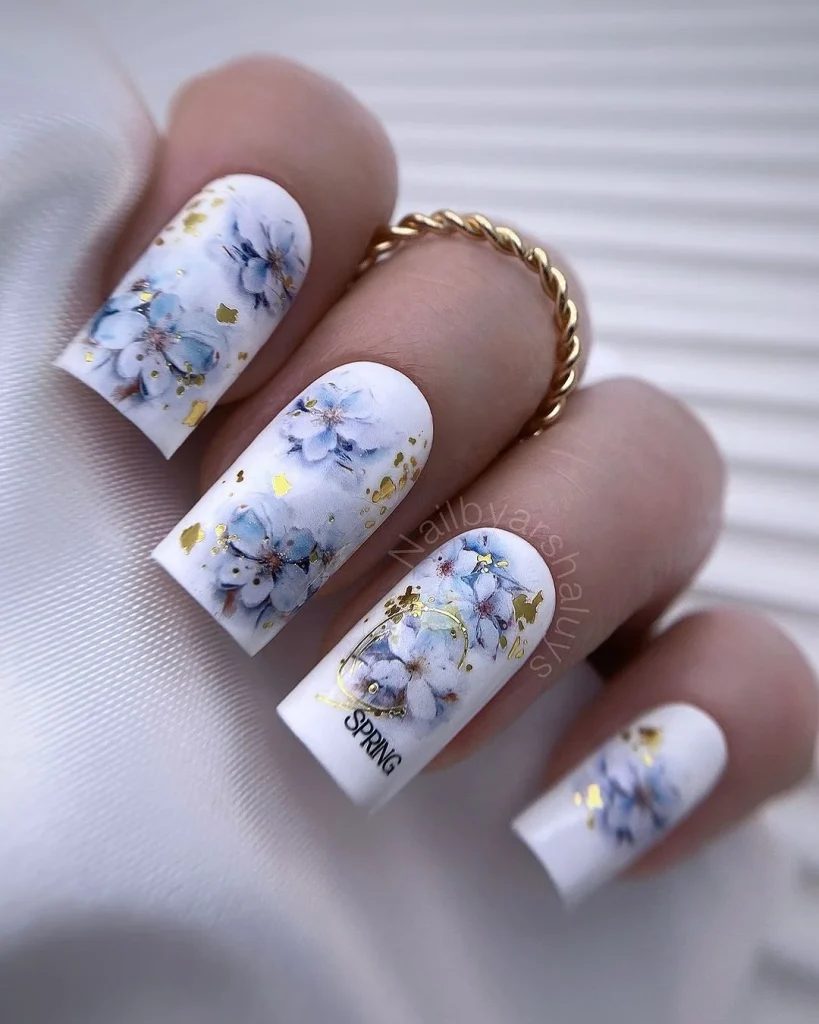 Білий дизайн нігтів з квітами до 8 березня