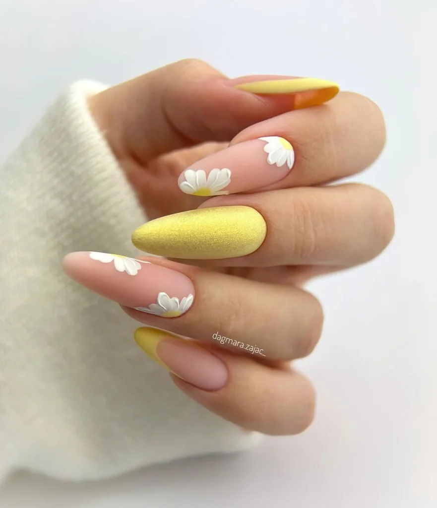 Матові жовті нігті до 8 березня