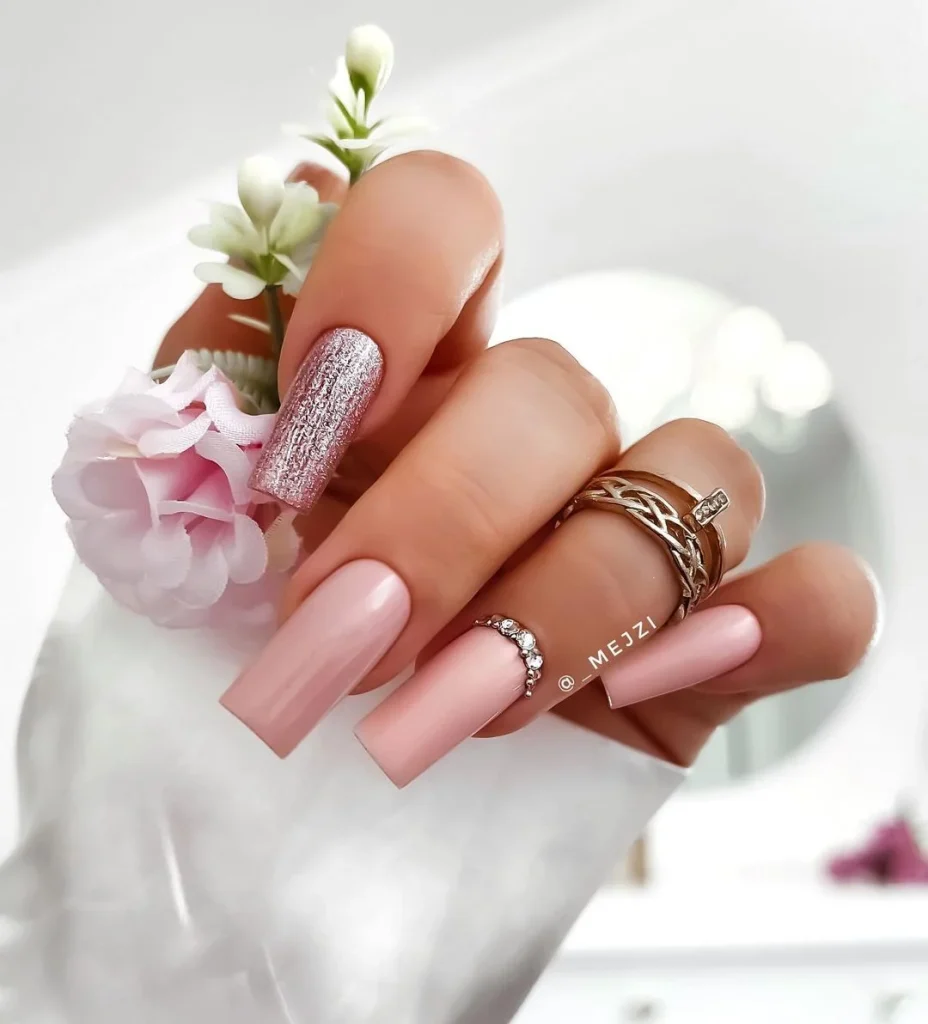 Вибір дизайну нігтів на 8 березня дуже широкий