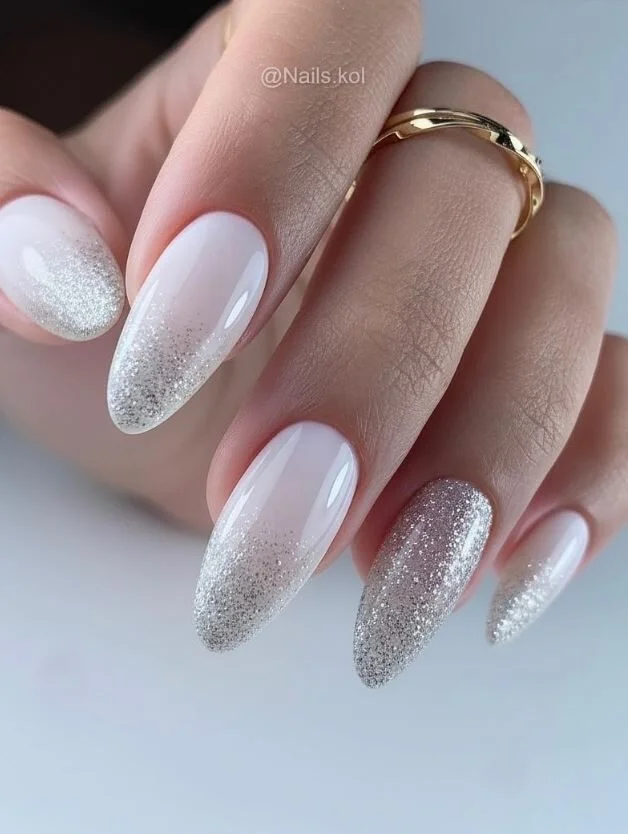 Молочні нігті з шимером на міжнародний жіночий день
