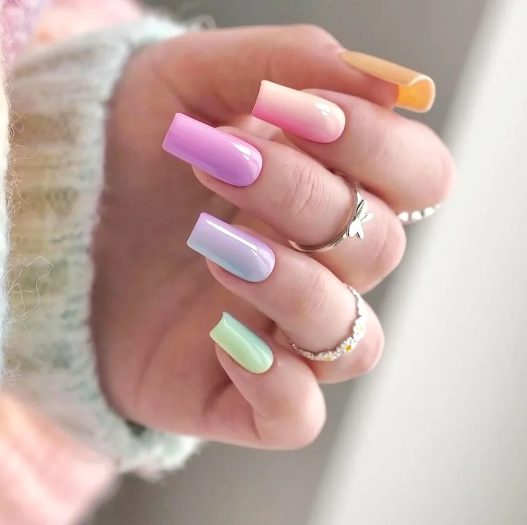 Різнокольоровий манікюр на 8 березня