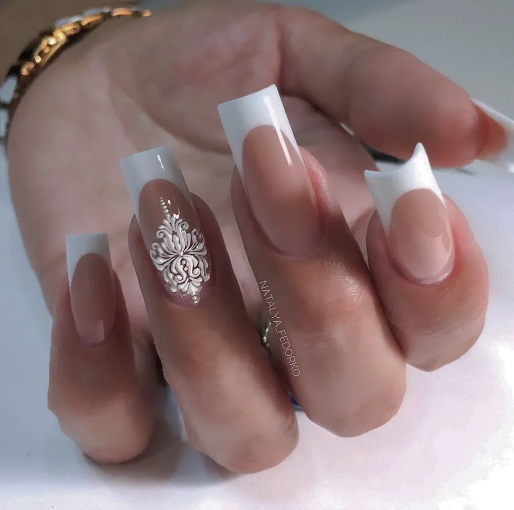 Білий френч на жіноче свято виглядає класично, проте розкішно