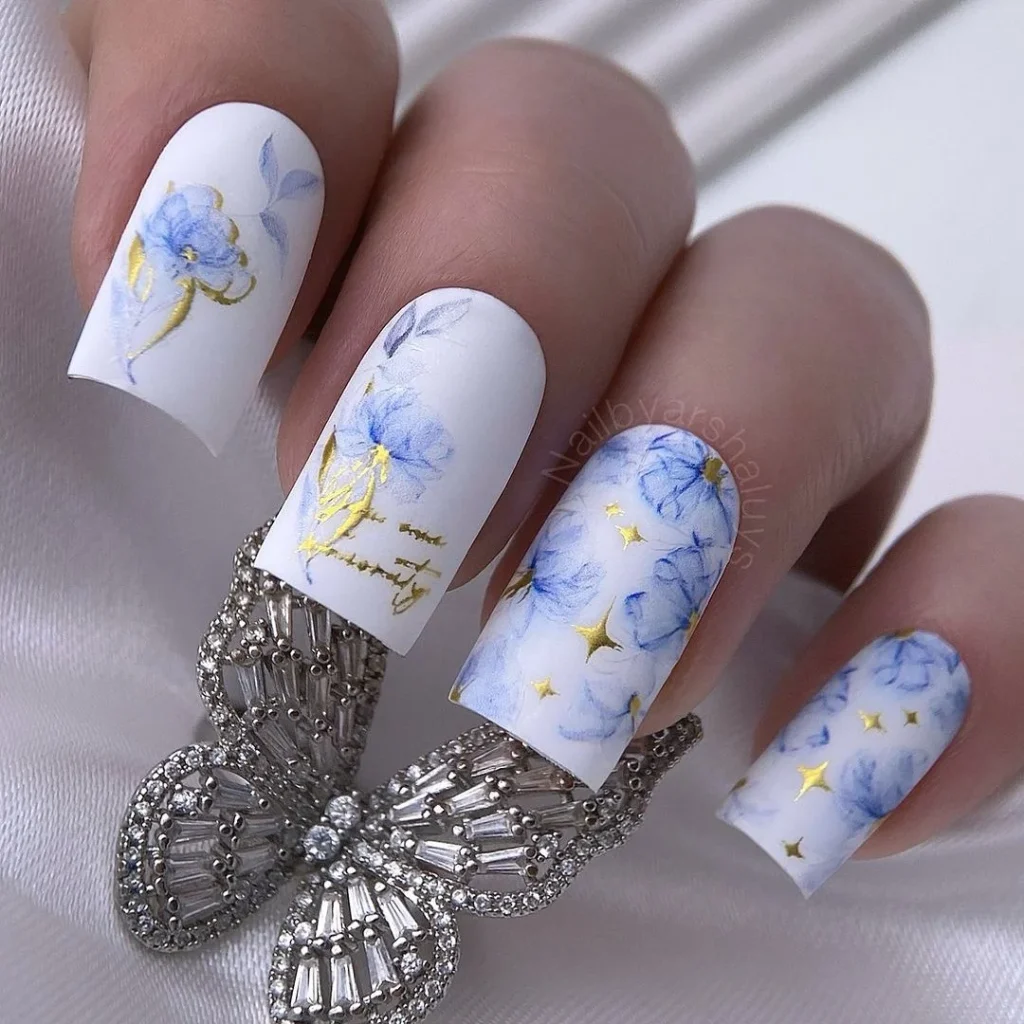 Манікюр з квітами на 8 березня додасть жіночності у образ