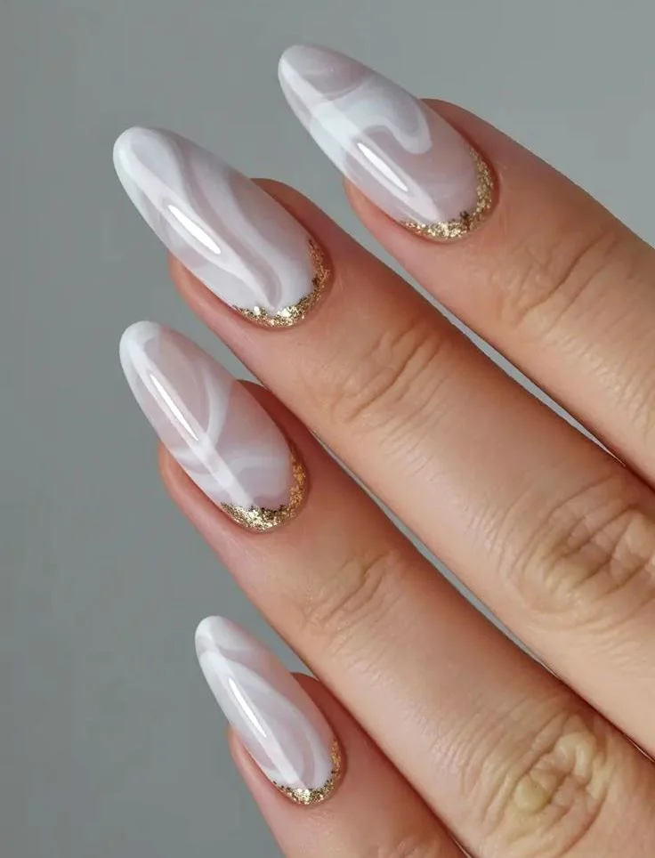 Ніжний дизайн нігтів на 8 березня