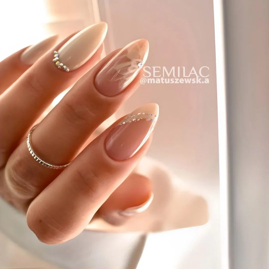 Ніжний мінімалізм з акцентом на одному нігті на жіноче свято