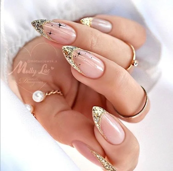Дизайн нігтів з глітером до жіночого свята