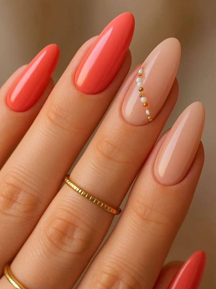 Кораловий манікюр на травневі свята