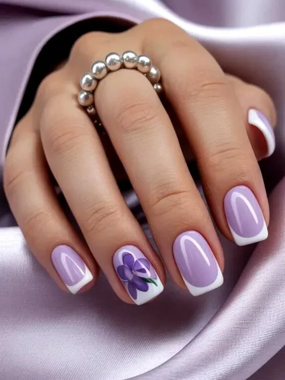 Бузковий французький манікюр до дня матері на короткі нігті