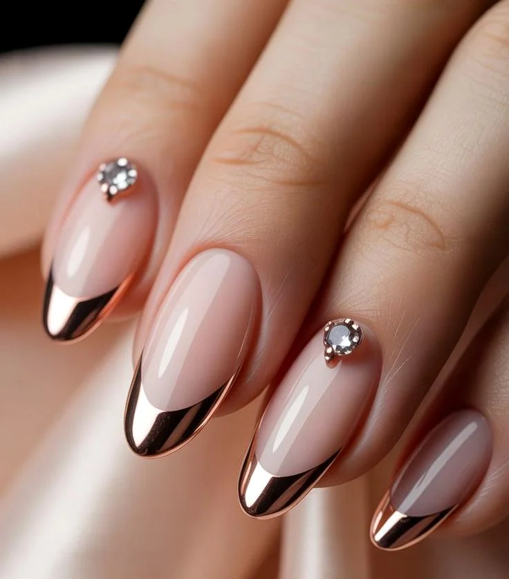 Хромований золотий френч до дня матері на мигдальні нігті