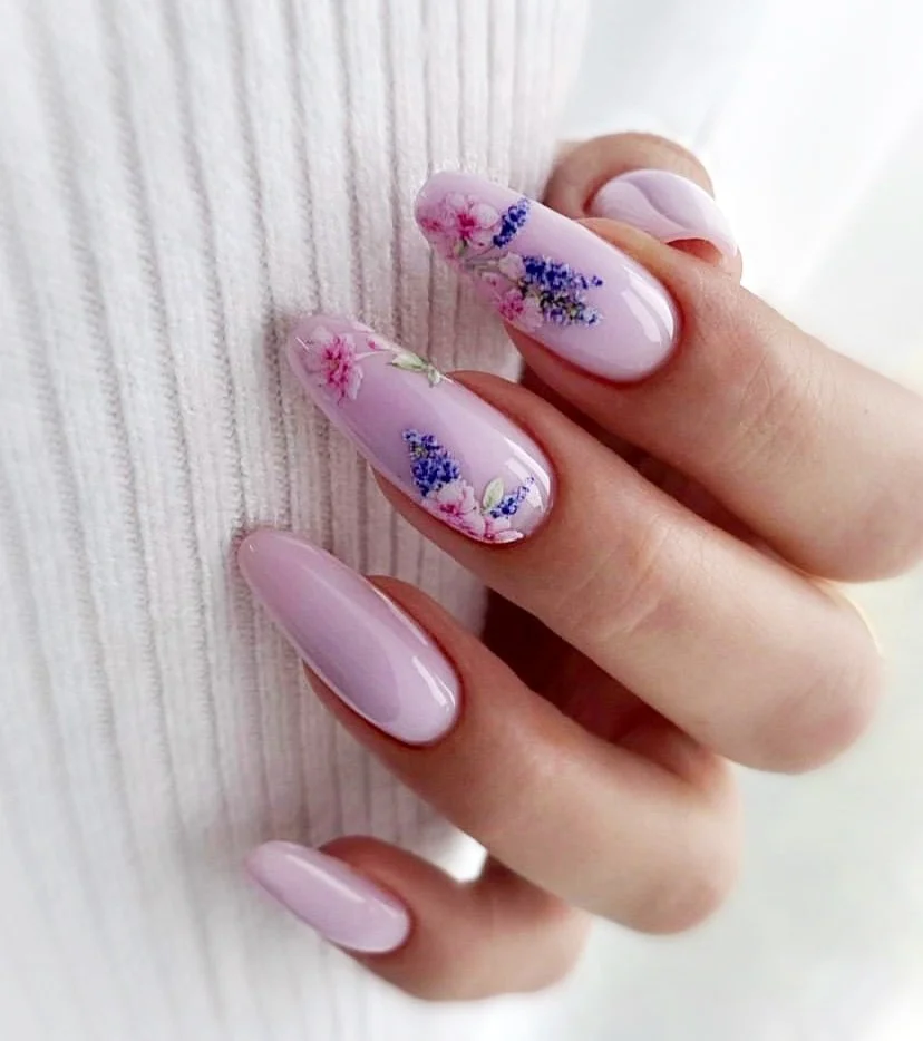 Бузковий дизайн нігтів до дня матері з квітами