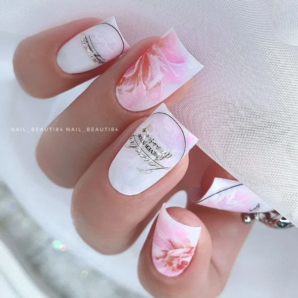 Білий нейларт на день матері зі слайдерами та квітами