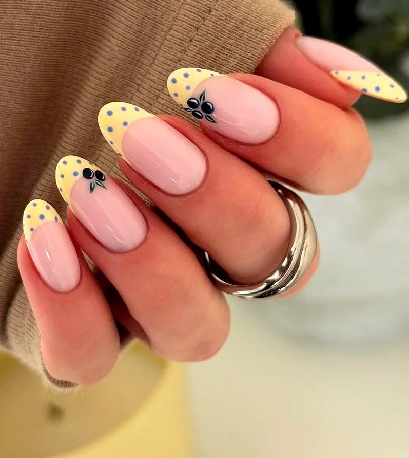 Жовтий французький манікюр до дня матері в горошок