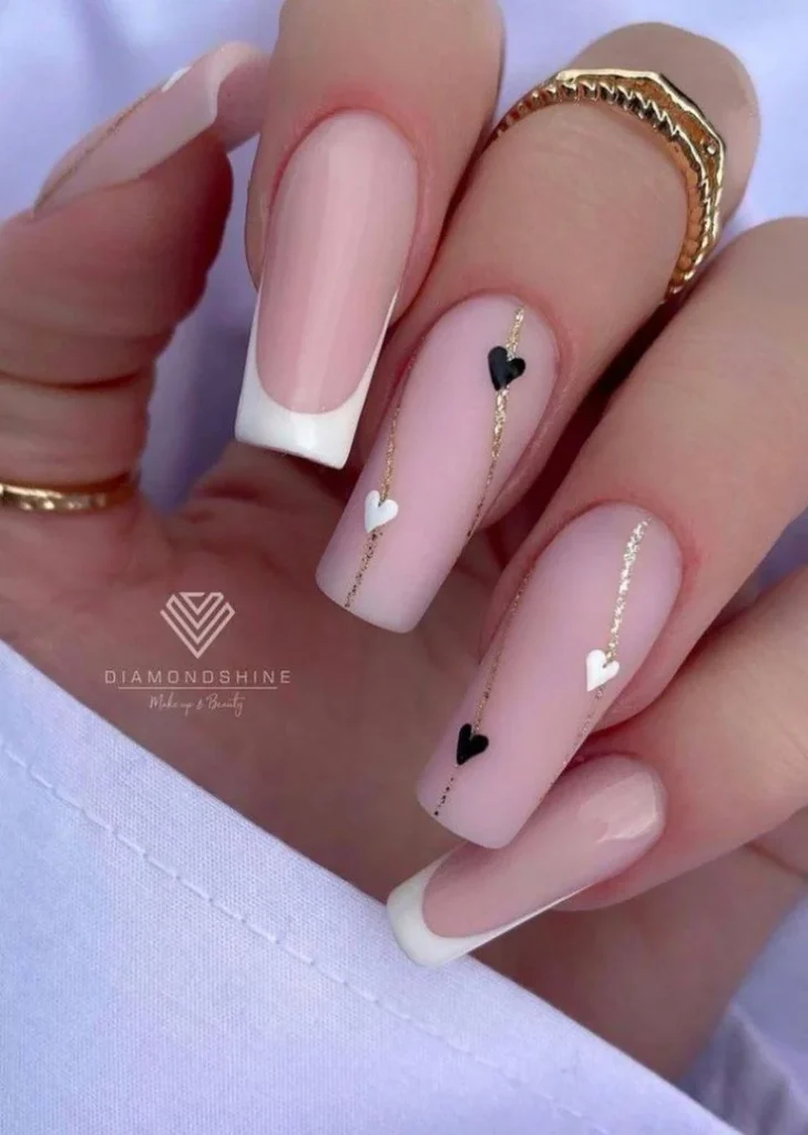 Матовий дизайн нігтів до дня матері з сердечками