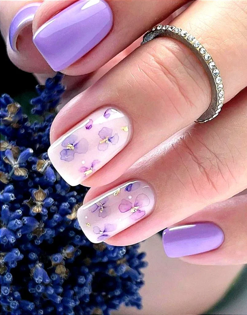 Бузковий манікюр до дня матері з акварельними квітами