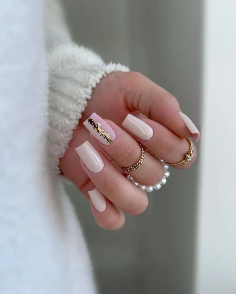 Абстрактний манікюр до дня матері з поталлю