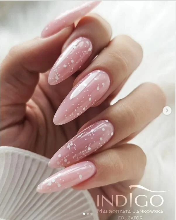 Святковий пастельний дизайн нігтів з крапочками на травневі свята