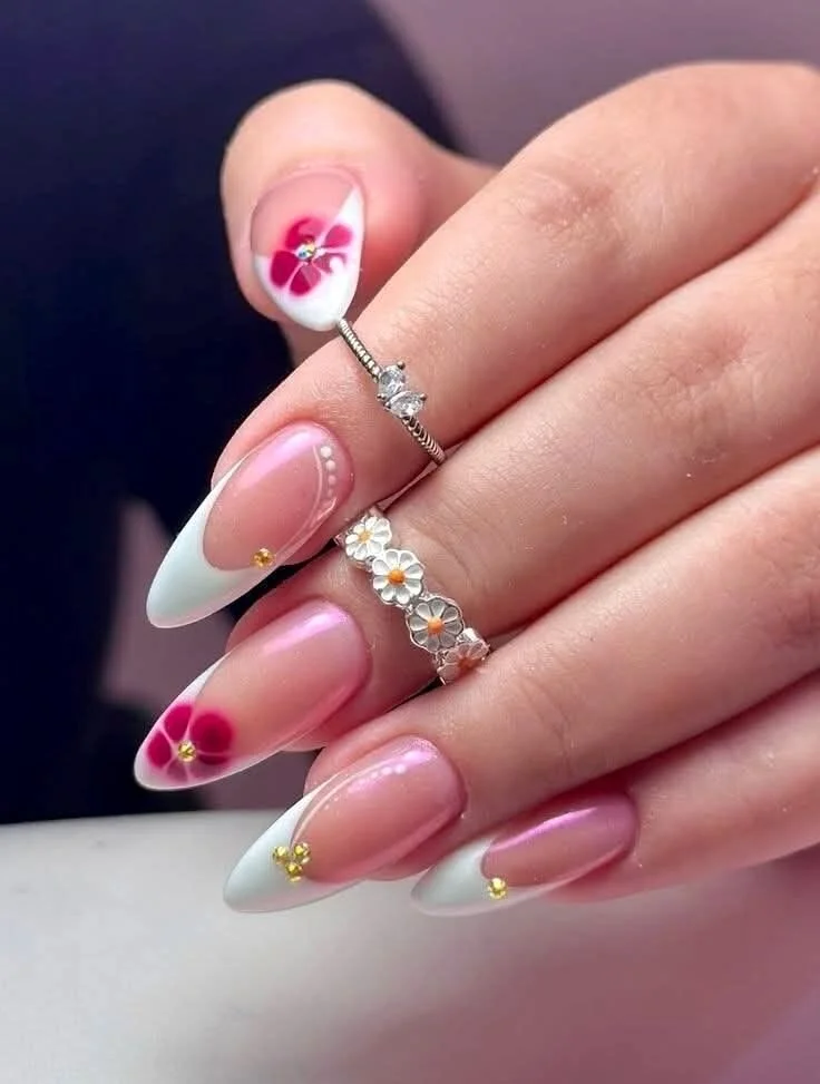 Ніжний акварельний дизайн нігтів до дня матері зі святковим френчем та камінцями