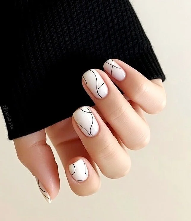 Чорна абстракція на білих нігтях на день матері