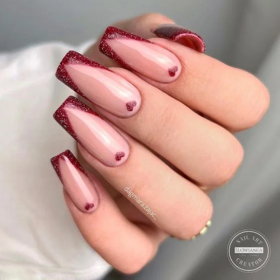 Червоний дизайн нігтів на день матері з серцями