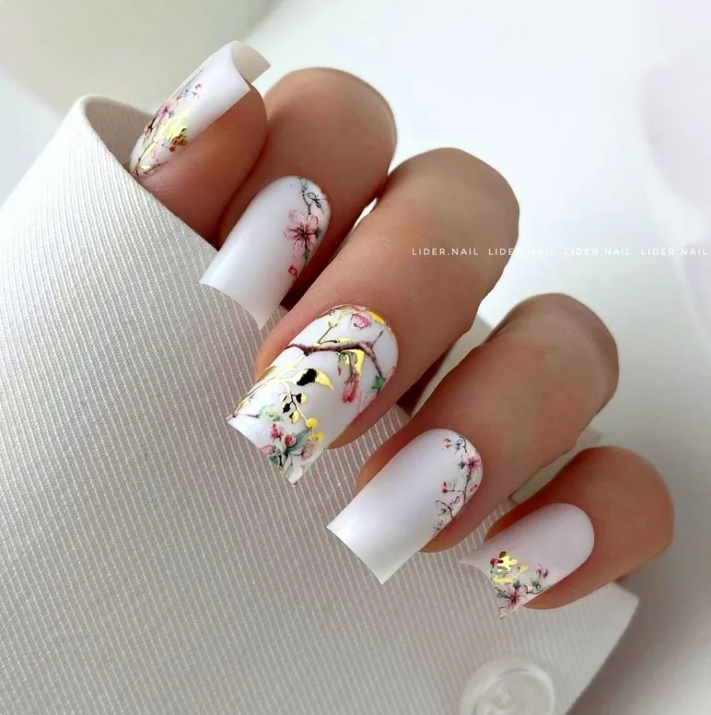 Білий манікюр до дня матері з квітковими мотивами на квадратні нігті