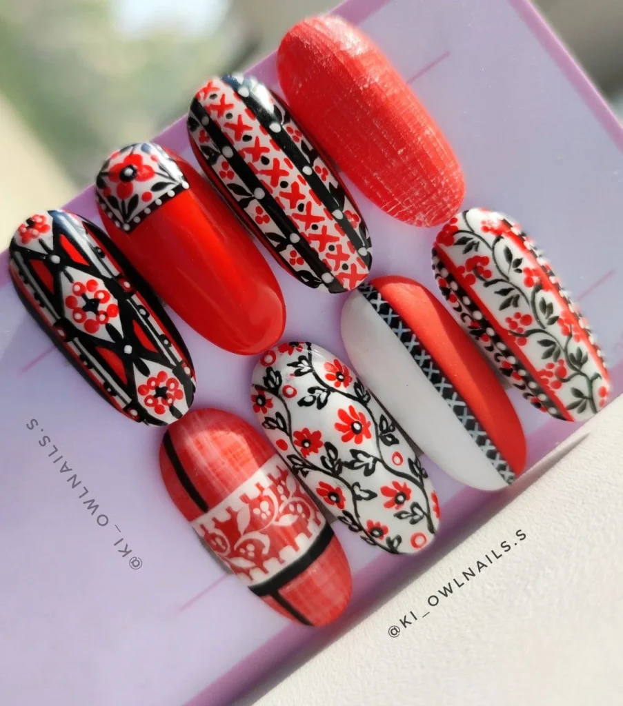 Патріотичні нігті вишиванка з етно-узором