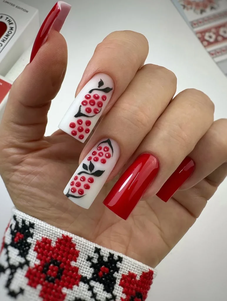 Білий дизайн нігтів у вишиванковому стилі