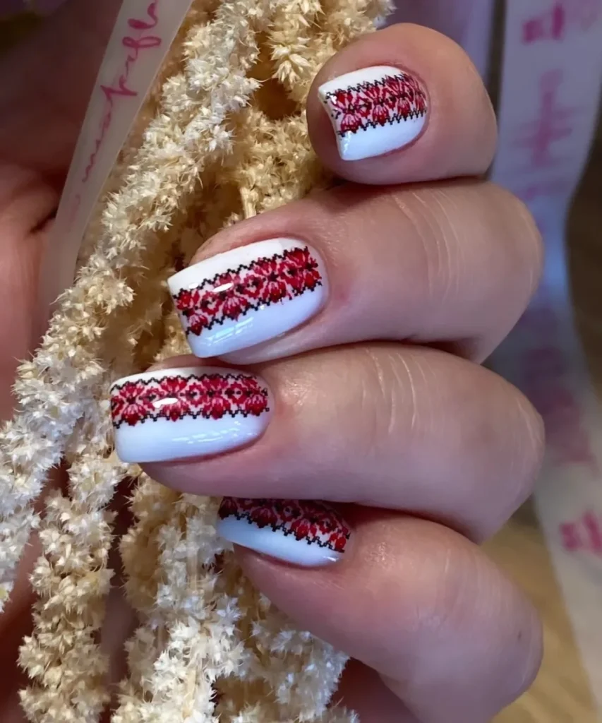 Етнічний дизайн нігтів у стилі вишиванки